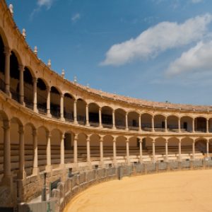 Une arène où se déroule le spectacle sanglant de la corrida.