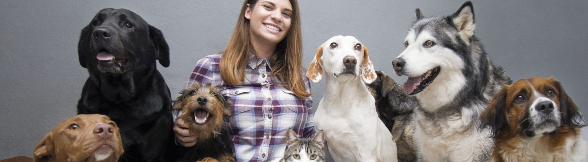 Femme avec des chiens