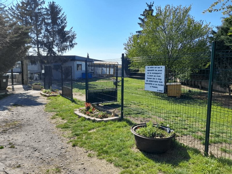 Parc extérieur du refuge SOS Animaux