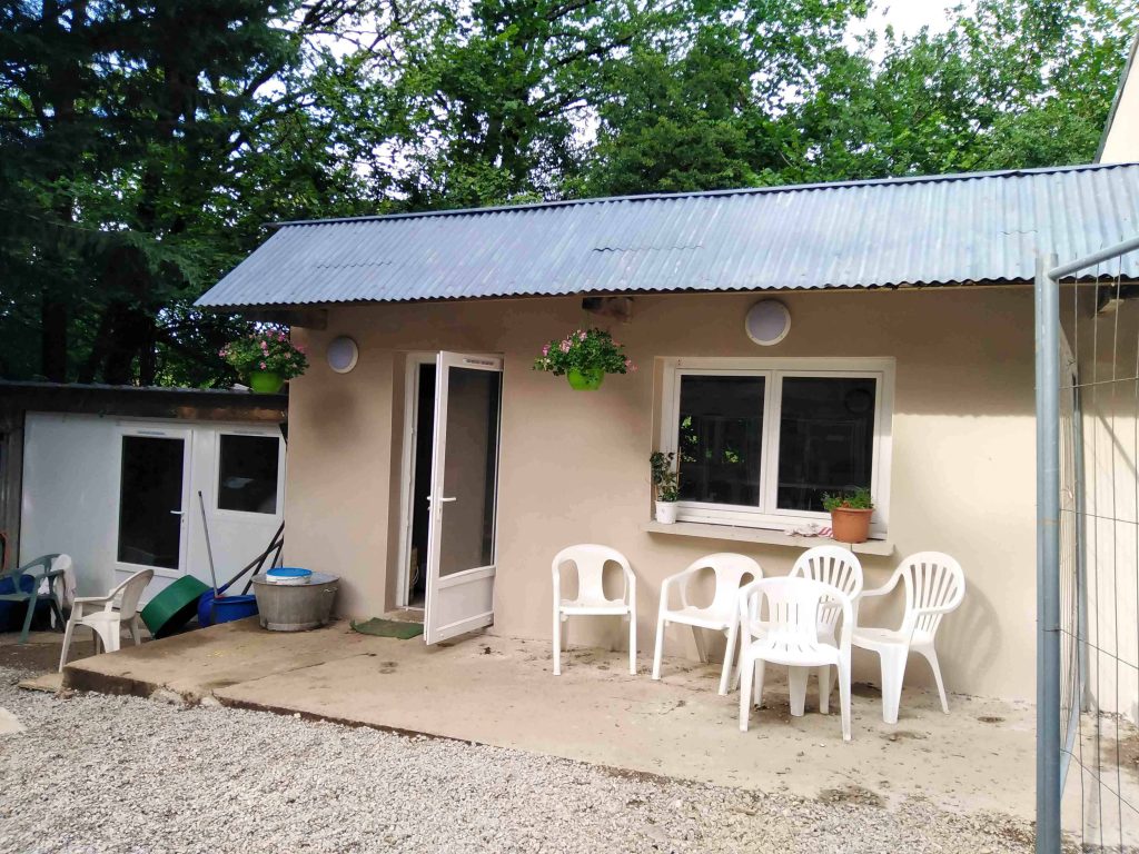 Extérieur du refuge Bienvenue du Pays de Gentiane. 