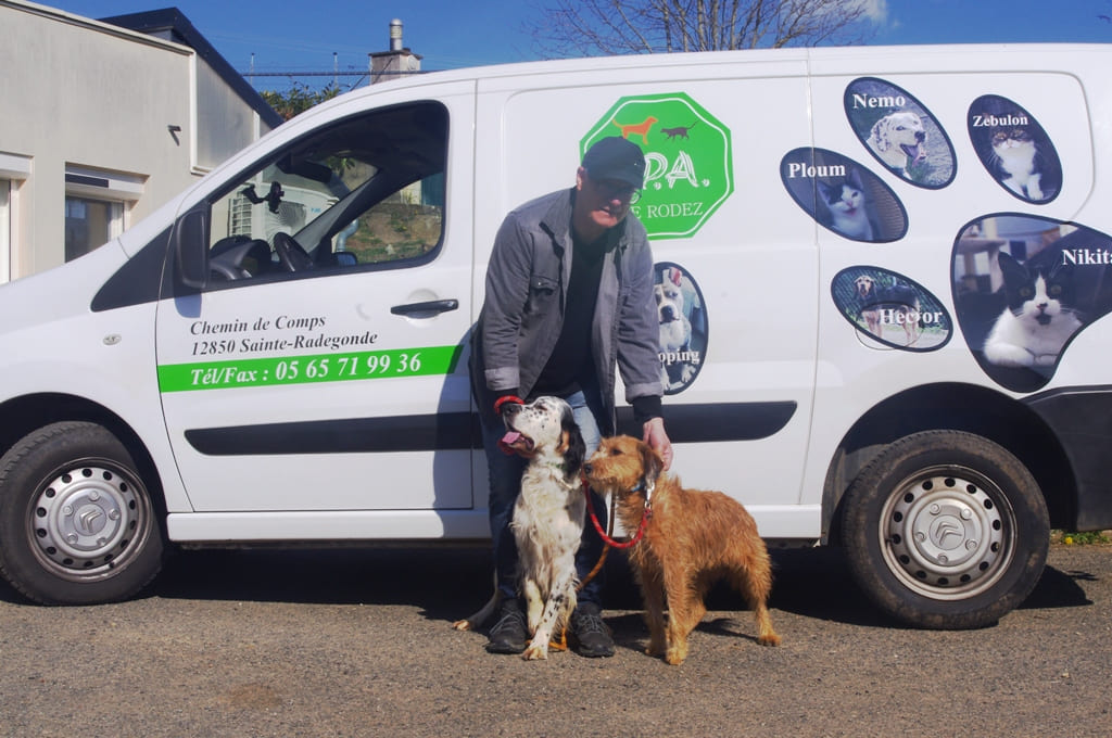 Récupération de chiens par les équipes de la SPA de Rodez